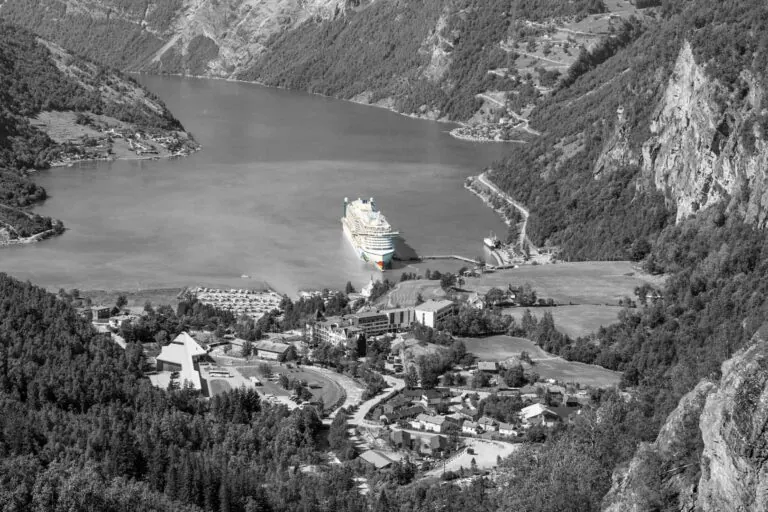 AIDA Kreuzfahrtschiff in Fjord