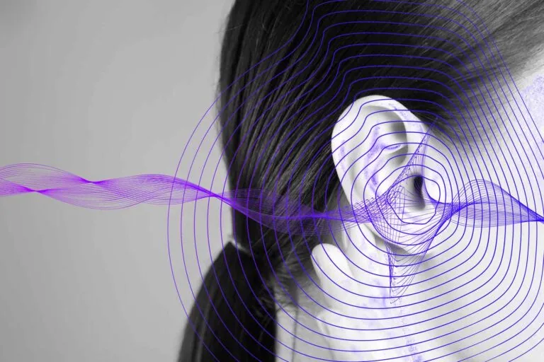 Farbige Tonsignale/Klangwellen, die das Ohr eines aufmerksamen Zuhörers erreichen